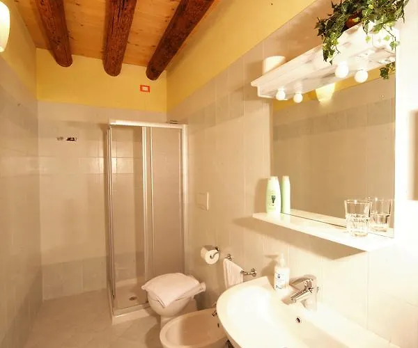 Comfort Triple Room Shower